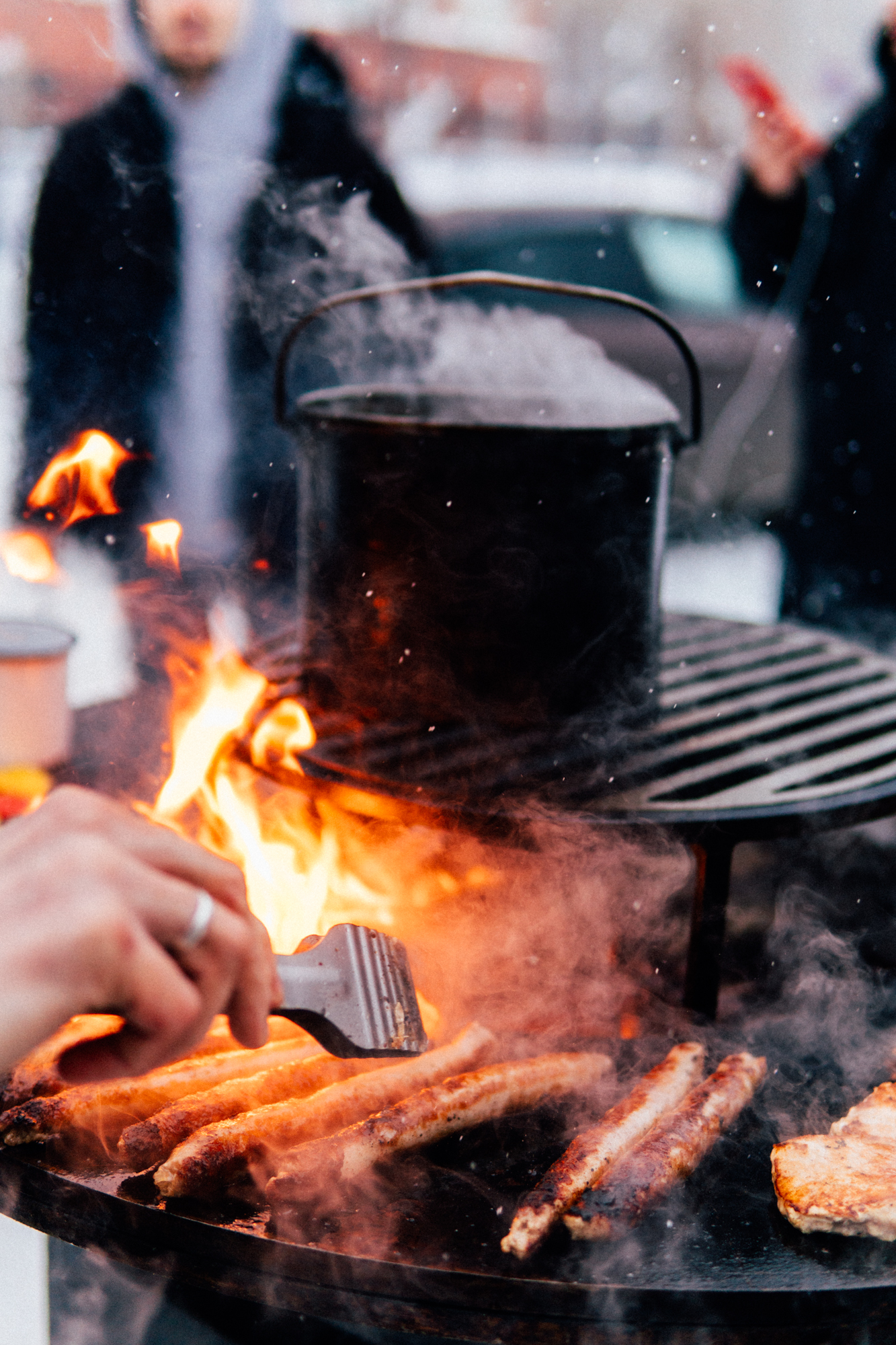 На платформу можно ставить котелки, кострюли, турки и многое другое